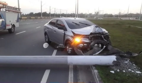 Carro derruba poste de energia após acidente de trânsito na Zona Oeste de Manaus