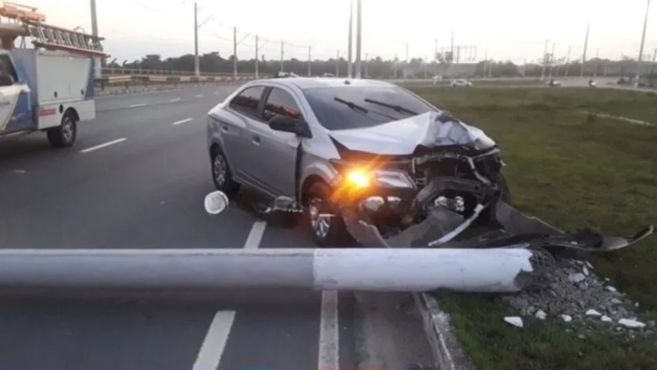 Carro derruba poste de energia após acidente de trânsito na Zona Oeste de Manaus