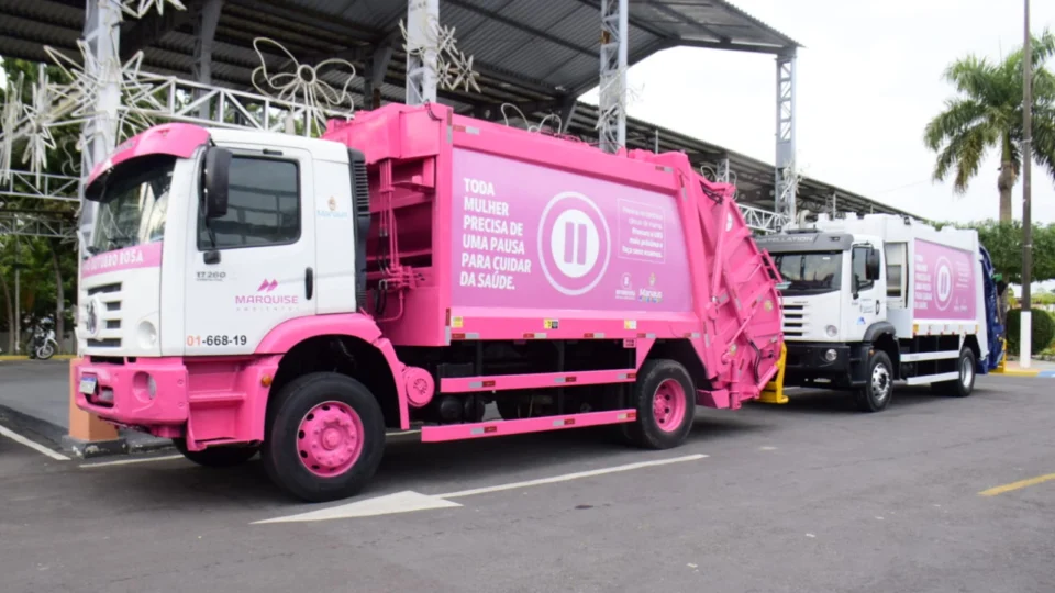 Caminhões de lixo personalizados circulam durante Outubro Rosa em Manaus