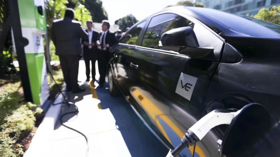 Brasil conquista marca de mais de 100 mil veículos eletrificados, diz ABVE