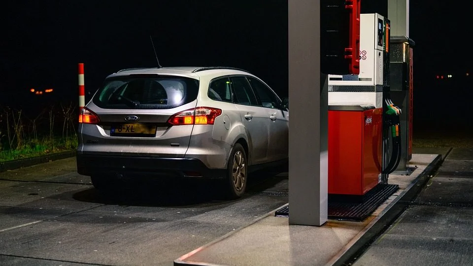 União Europeia oficializa fim de venda de carros 0km a gasolina e a diesel