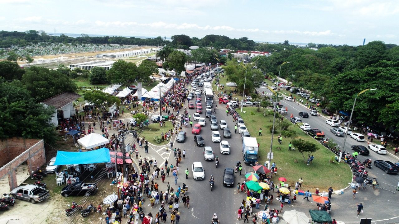 Cemitério do Tarumã deve receber atendimento especial devido grande número de visitação na data - Foto: Sidney Mendonça/IMMU