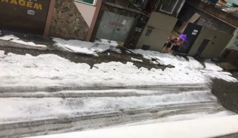 Chuva de granizo cobre ruas de gelo na região serrana do Rio de Janeiro