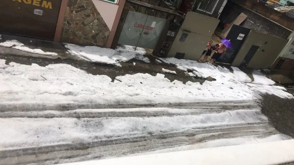 Chuva de granizo cobre ruas de gelo na região serrana do Rio de Janeiro