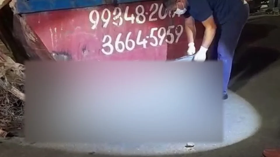 Corpo de homem é encontrado enrolado com lençol dentro de lixeira, em Manaus