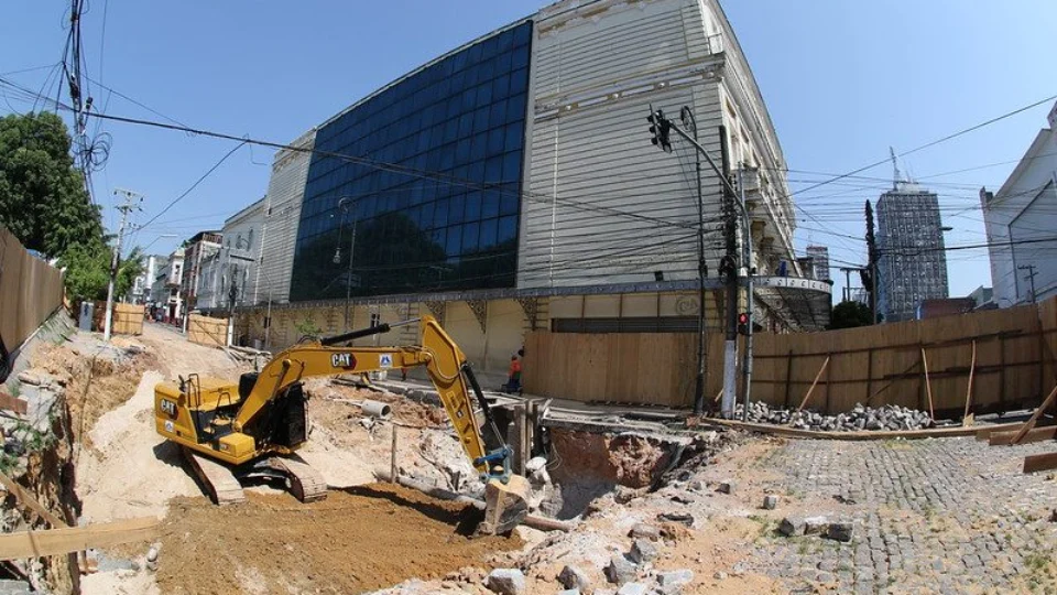 Área interditada na Av. Sete de Setembro recebe asfalto nesta semana, em Manaus
