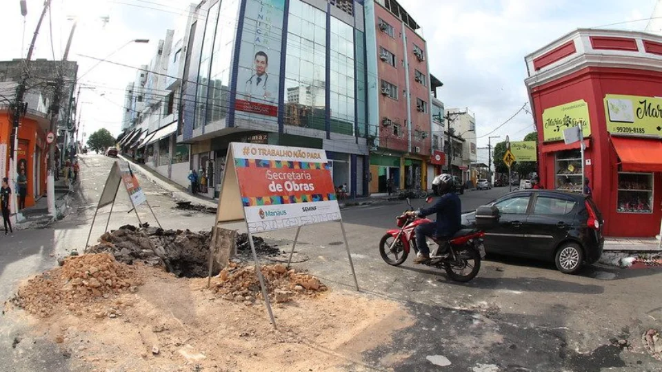 Rua Lobo D’Almada: rede de drenagem rompe e abre cratera no Centro de Manaus