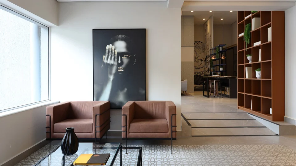 Espelhos, quadros e iluminação podem transformar decoração; veja como usar itens