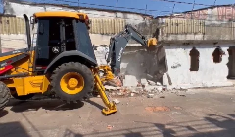 Casa e barbearia construídas em calçada são demolidas na Zona Oeste de Manaus