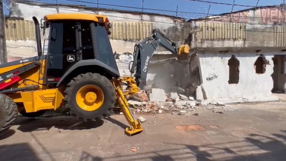 Casa e barbearia construídas em calçada são demolidas na Zona Oeste de Manaus
