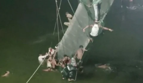 Desabamento de ponte sobre o Rio Machhu provoca pelo menos 68 mortes na Índia