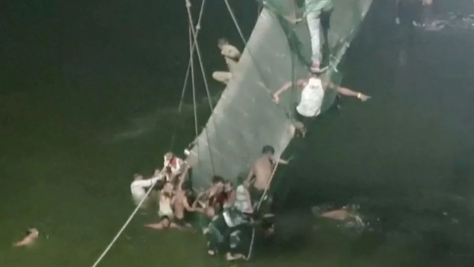 Desabamento de ponte sobre o Rio Machhu provoca pelo menos 68 mortes na Índia