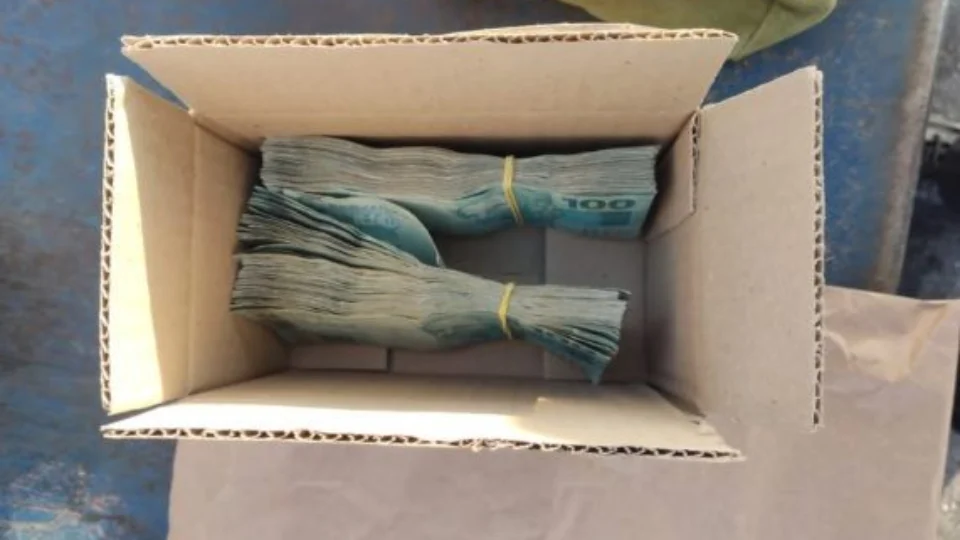 Crime eleitoral: PF prende homem com R$ 24,7 mil e santinhos de candidato ao governo do AM, em Tabatinga