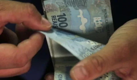 Caminhoneiros e taxistas recebem auxílio nesta terça-feira; veja calendário