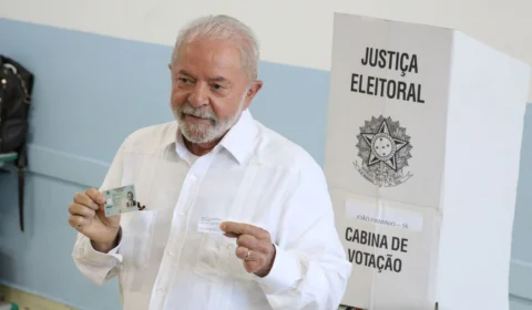 Lula vota em SP e afirma: ‘hoje é o dia mais importante da minha vida’