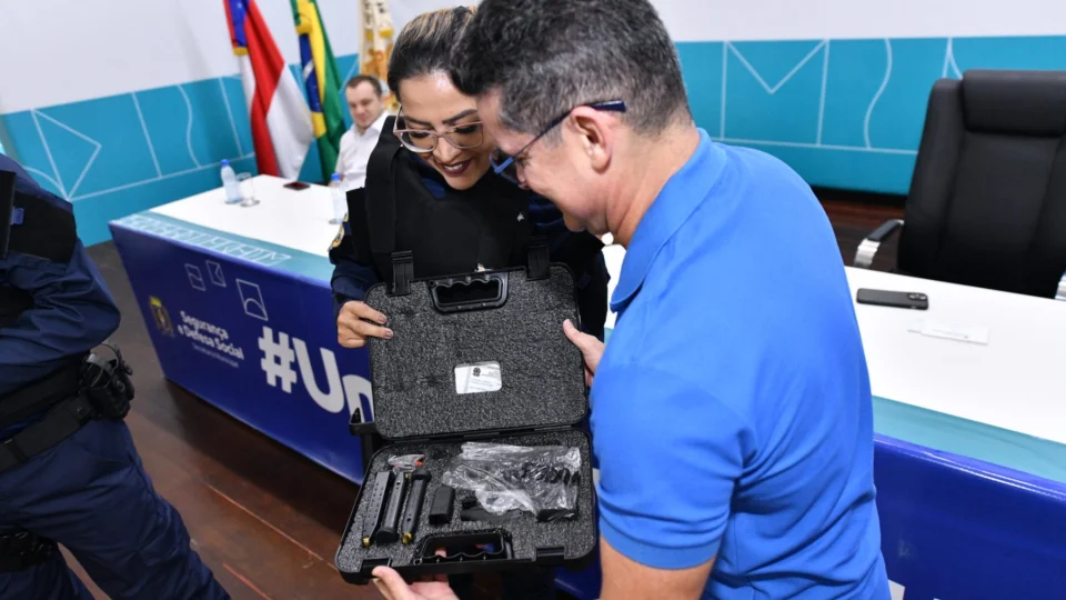 Primeira turma da nova Guarda Municipal de Manaus recebe armamento