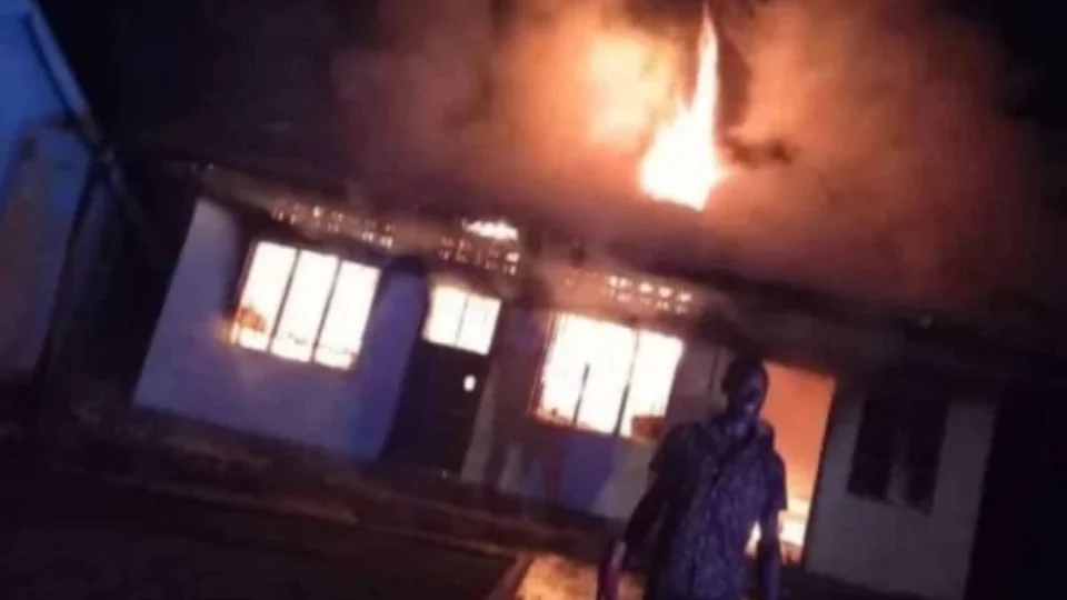 Incêndio atinge escola para cegos e mata 11 pessoas em Uganda, na África
