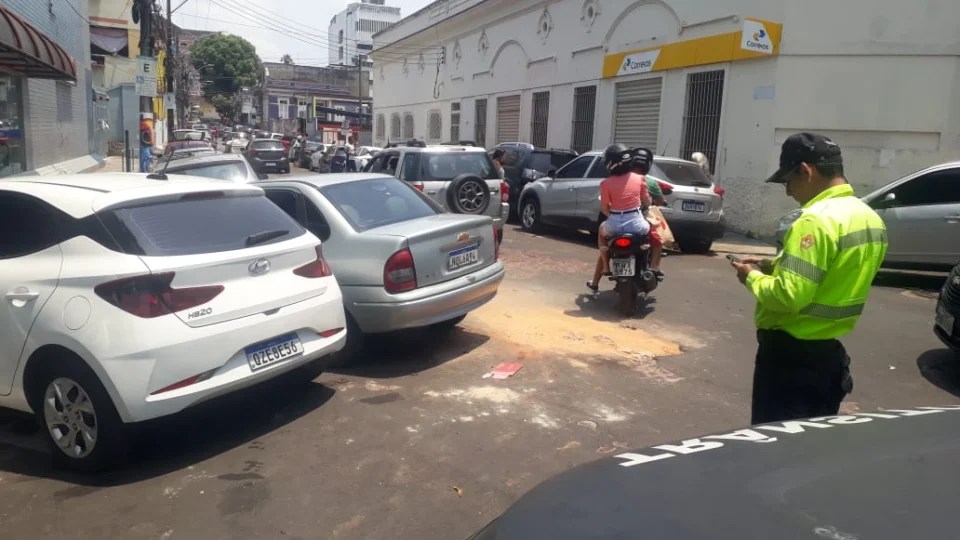 Operação de trânsito combate estacionamento irregular no Centro de Manaus