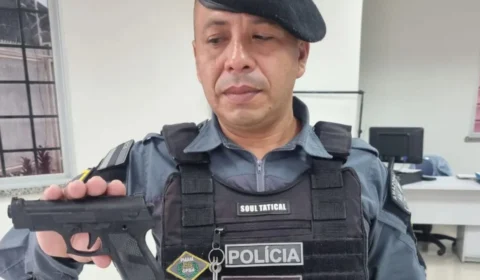 Homem é detido em fila de votação portando arma de brinquedo em Coari, no AM