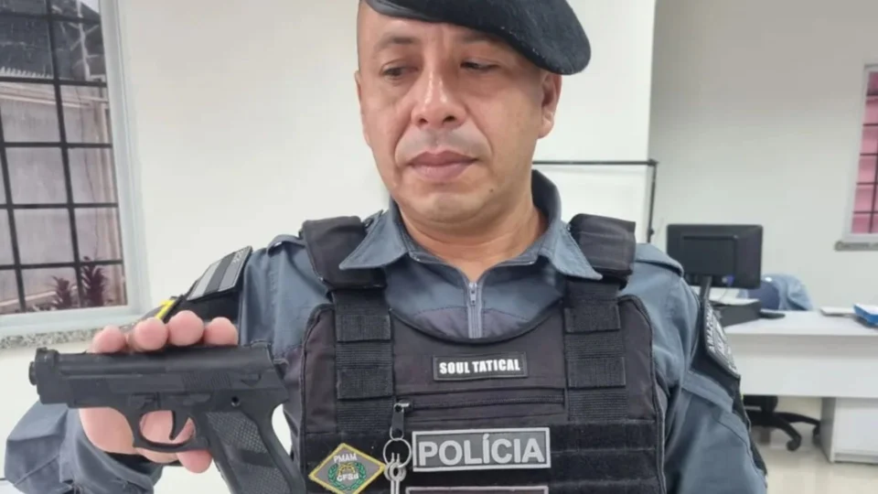 Homem é detido em fila de votação portando arma de brinquedo em Coari, no AM
