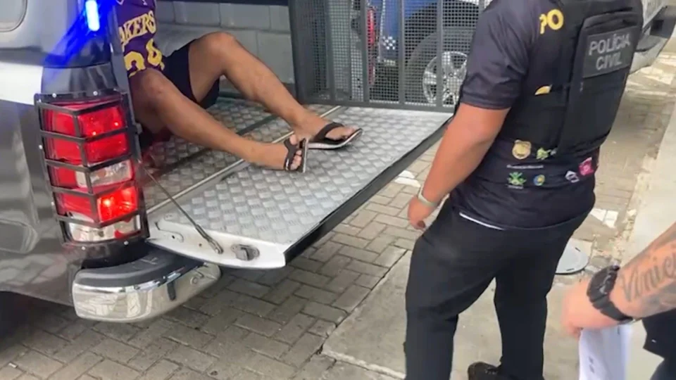 VÍDEO: homem é preso por abusar sexualmente da própria irmã, em Manaus