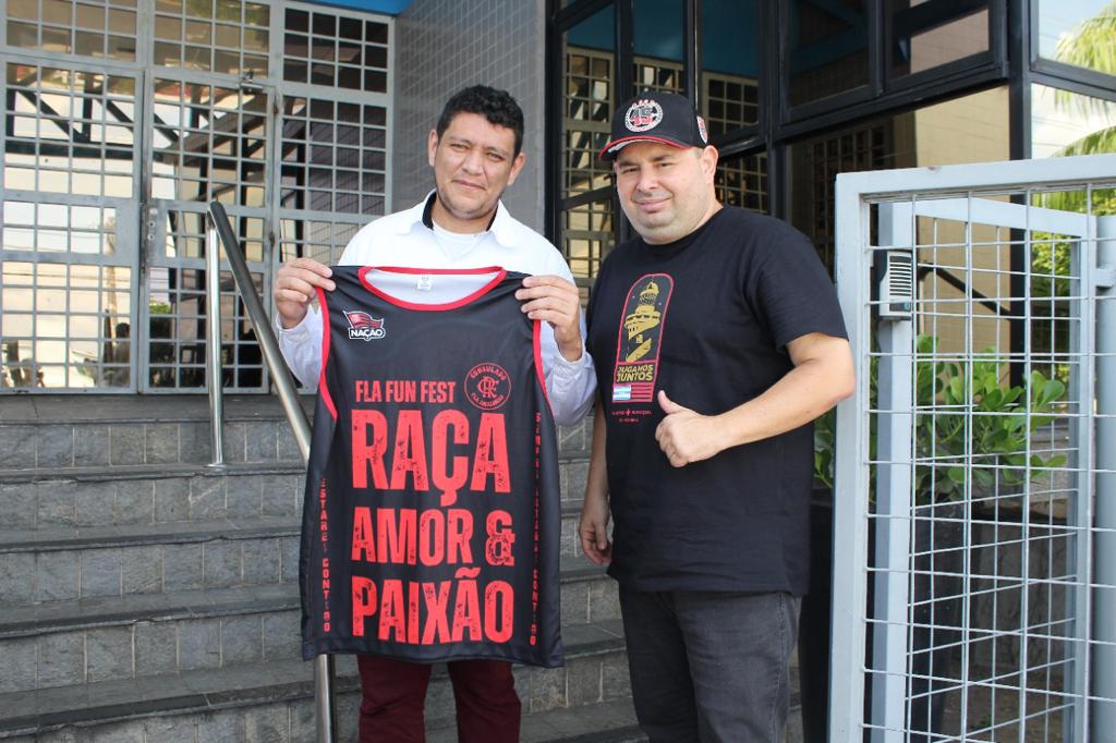 Imagem mostra Josué ganhando camisa do Fla Fun Fest - Foto: Divulgação/Assessoria