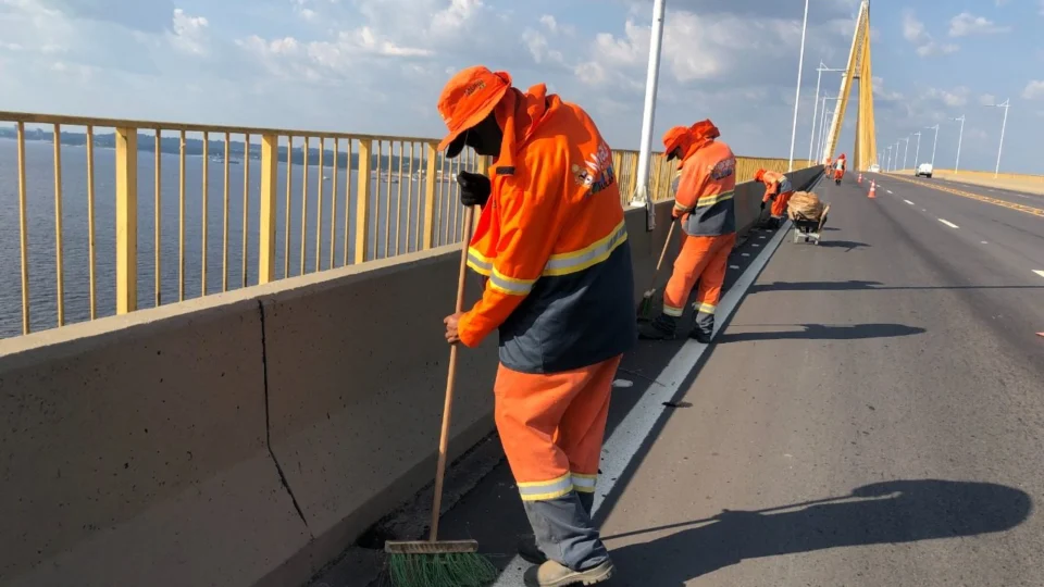Ponte Rio Negro recebe serviços de limpeza para aniversário Manaus