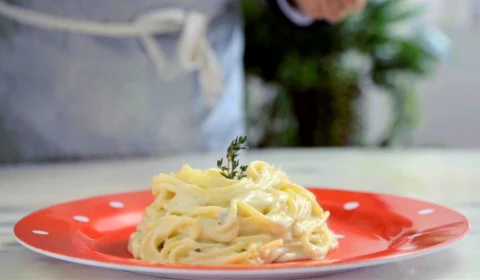 Receita Fácil: aprenda a fazer macarrão quatro queijos