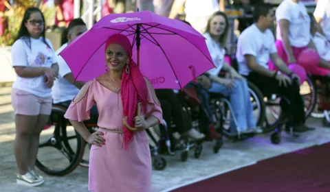 Escola faz ação para doar turbantes a mulheres com câncer de mama em Manaus