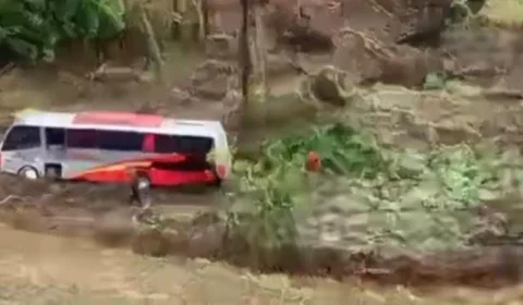 Ônibus cai em barranco após desviar de moto na Zona Leste de Manaus