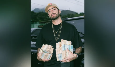 Pedro Scooby rebate críticas por publicação com maços de dinheiro