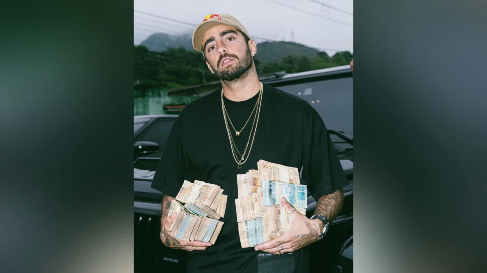 Pedro Scooby rebate críticas por publicação com maços de dinheiro
