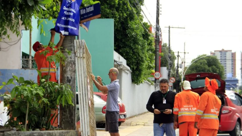 Operações vão retirar material gráfico irregular de postes e árvores em Manaus