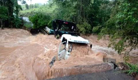 Ponte desaba com caminhão em cima, em Santa Catarina; homens ficam ilhados