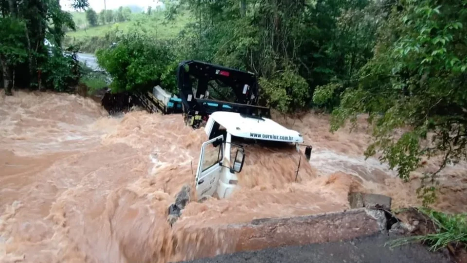 Ponte desaba com caminhão em cima, em Santa Catarina; homens ficam ilhados