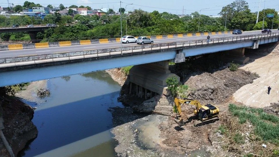 Ponte entre Boulevard Álvaro Maia e Compensa recebe manutenção, em Manaus