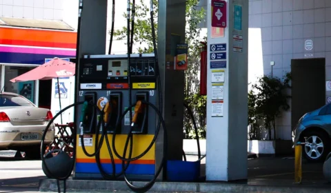 Novo preço da gasolina nas distribuidoras começa a valer nesta quarta