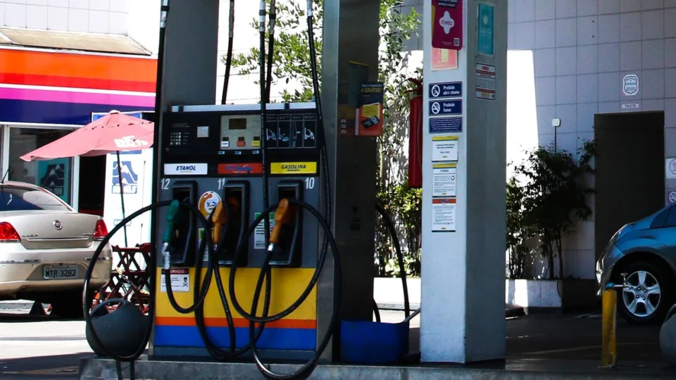 Novo preço da gasolina nas distribuidoras começa a valer nesta quarta