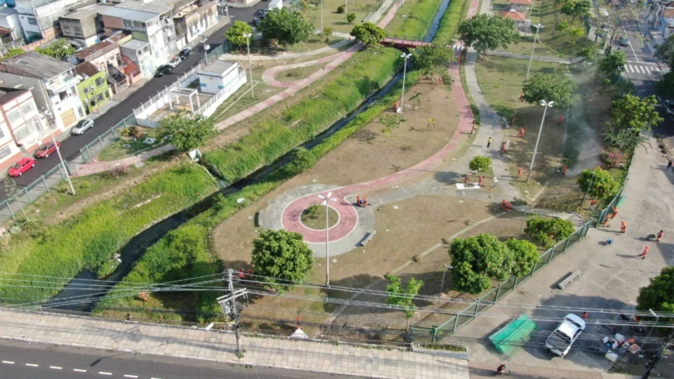Praça Desembargador Paulo Jacob recebe mutirão de limpeza no Centro de Manaus
