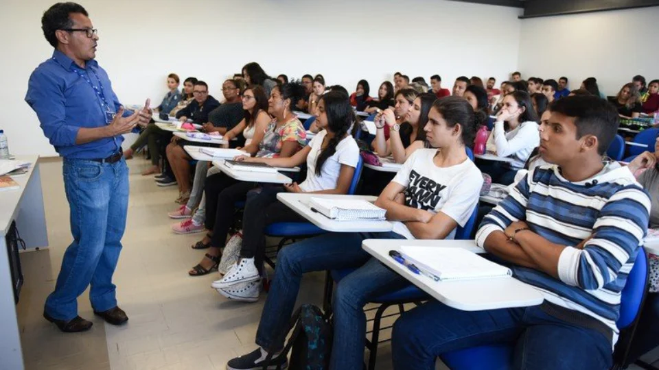 Educação ajuda a acelerar inflação para 0,84% em fevereiro