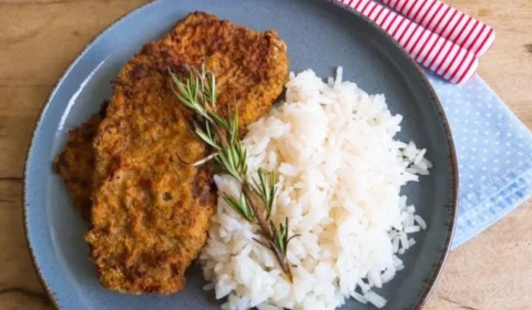 Receita Fácil: aprenda a fazer bife à milanesa na airfryer; fica uma delícia