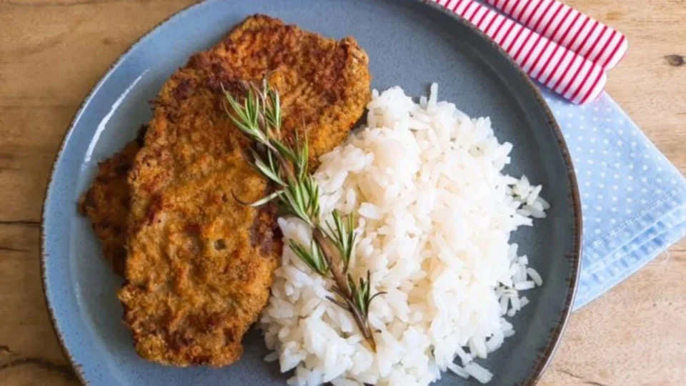 Receita Fácil: aprenda a fazer bife à milanesa na airfryer; fica uma delícia