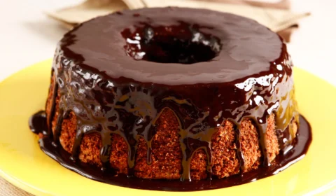 Receita Fácil: aprenda a fazer bolo de chocolate sem glúten; prático e simples