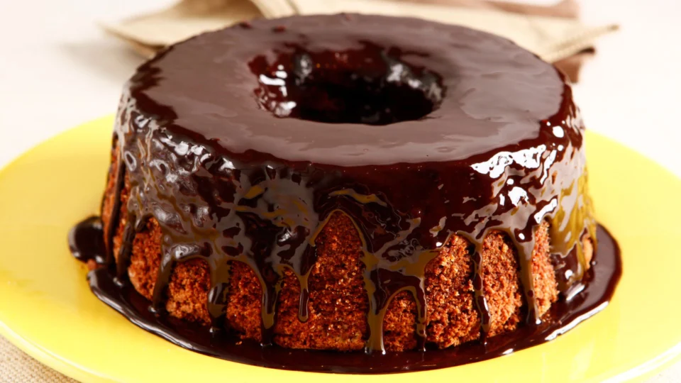 Receita Fácil: aprenda a fazer bolo de chocolate sem glúten; prático e simples