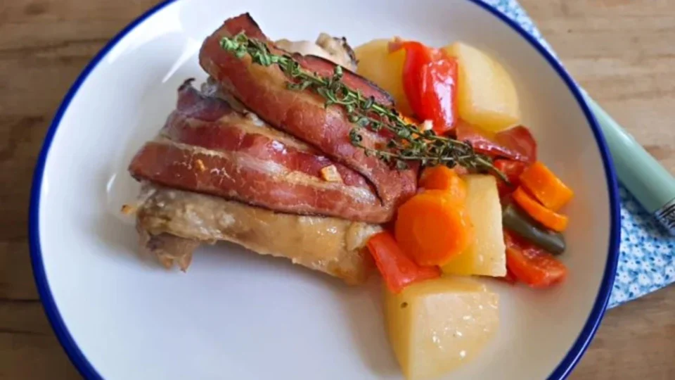 Receita Fácil: aprenda a fazer frango assado com legumes e bacon; bem prático