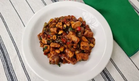 Receita Fácil: aprenda a fazer frango xadrez, prato com toque oriental