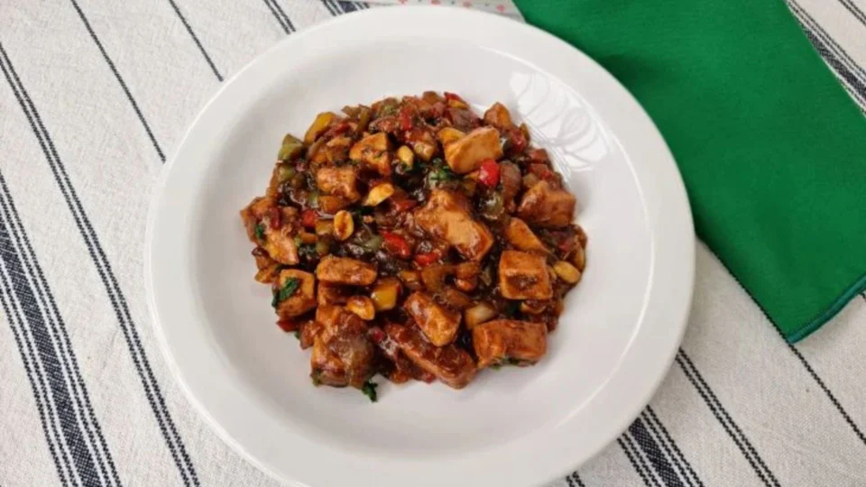 Receita Fácil: aprenda a fazer frango xadrez, prato com toque oriental