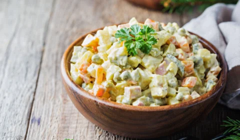 Receita Fácil: aprenda a fazer maionese de batatas com legumes em 40 minutos