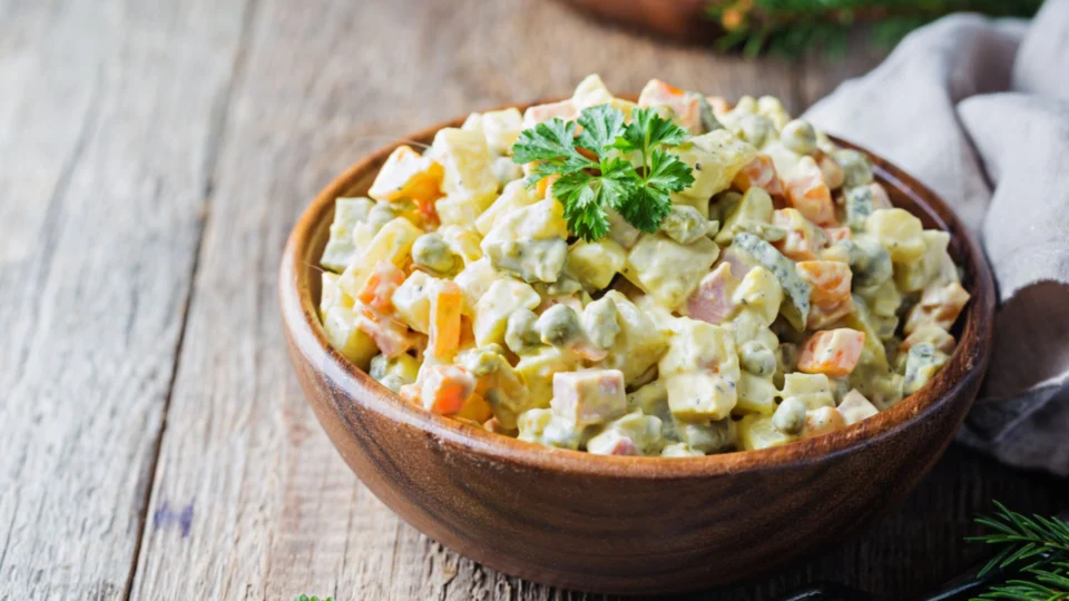 Receita Fácil: aprenda a fazer maionese de batatas com legumes em 40 minutos