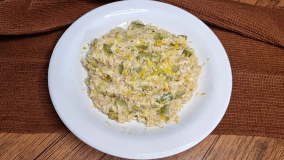 Receita Fácil: aprenda a fazer risoto integral de abobrinha em 40 minutos